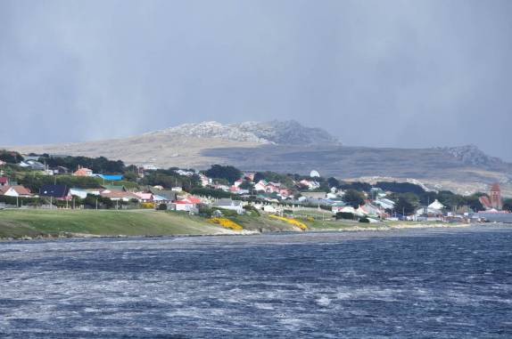 Caminhando do porto até Port Stanley, a capital de Falkland